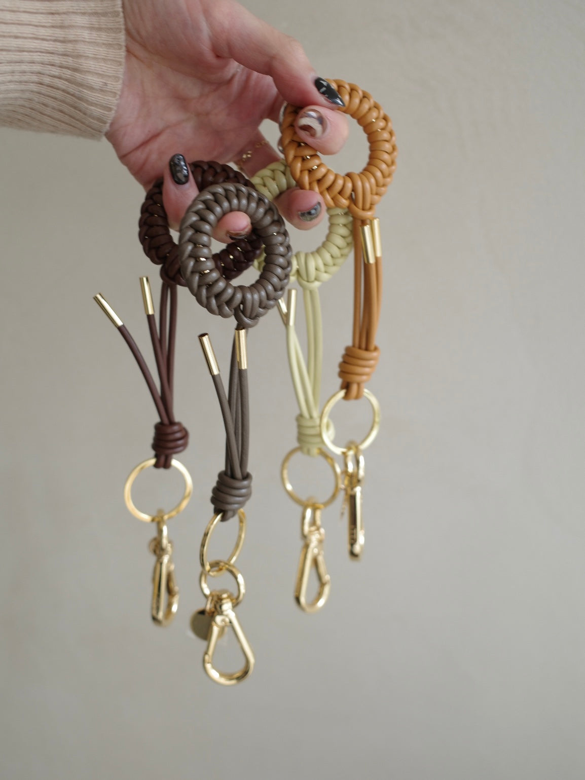 CRISTY KNOT FINGER CIRCLE CHARM / RAPTO JP｜レザーコードのスマホ