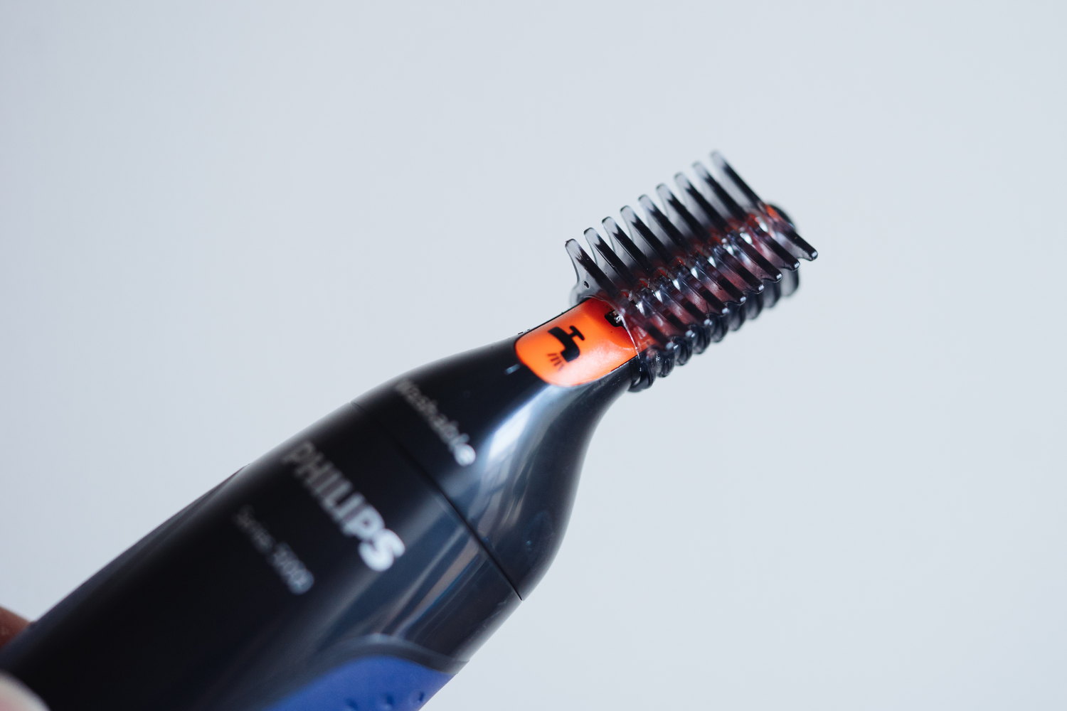 20代、急に伸びる鼻毛に。フィリップスの痛くない鼻毛カッター