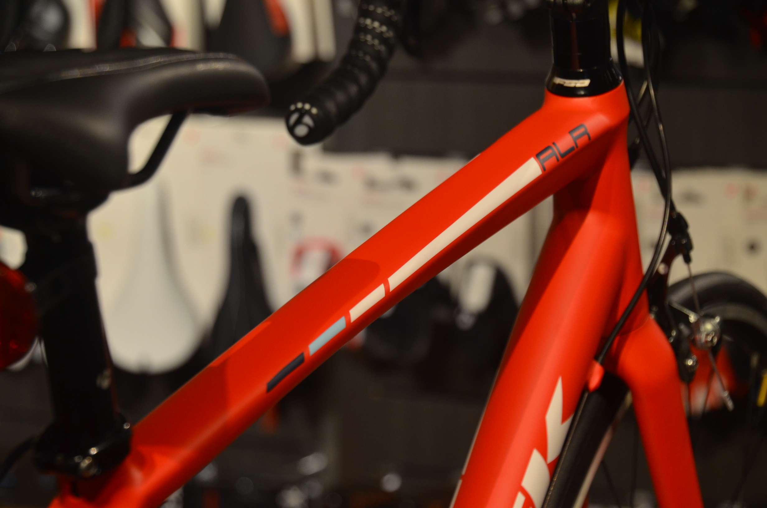 TREK EMONDA ALR4（エモンダALR4）軽量フレーム＆新型ティアグラ搭載