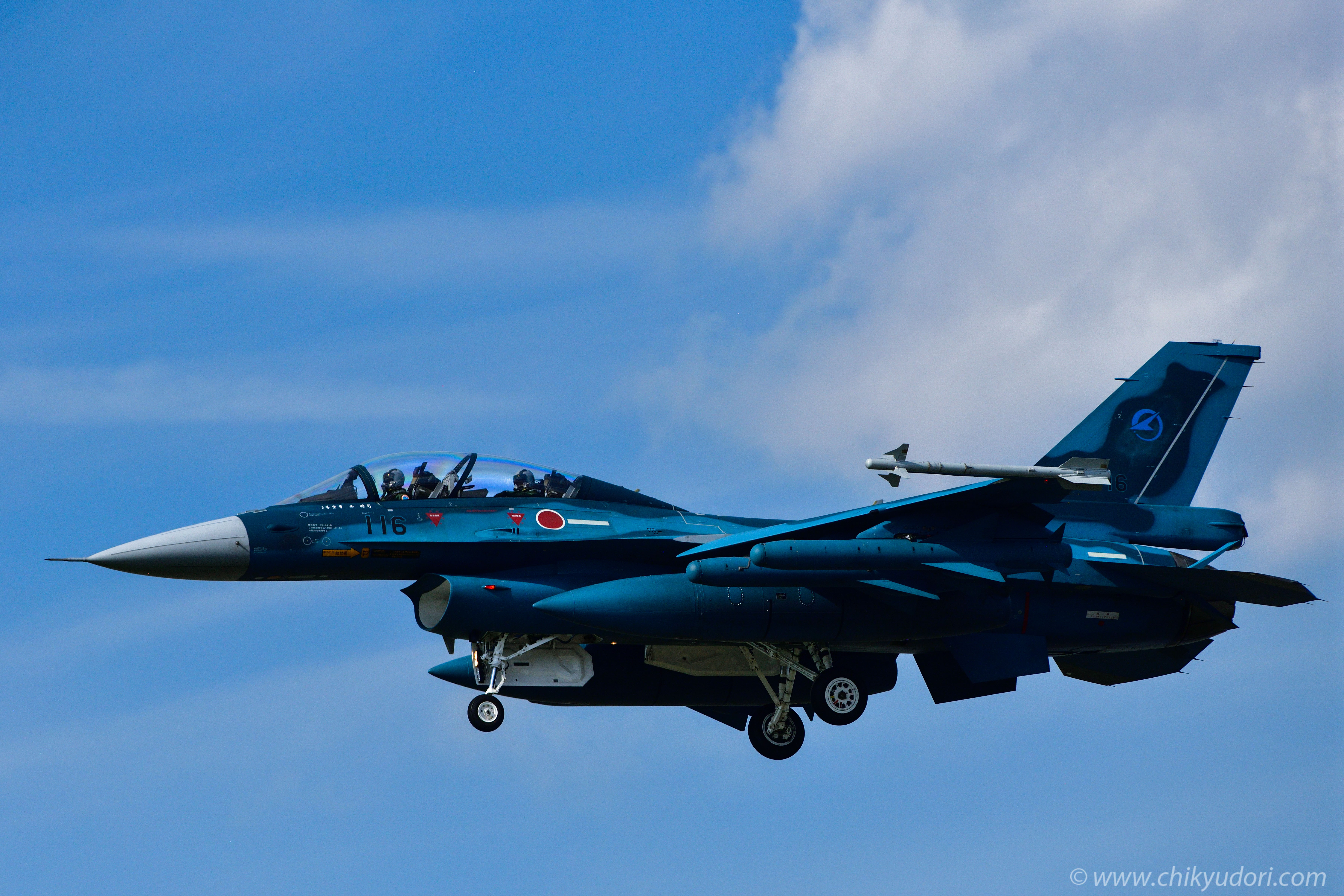 迫りくるF-2戦闘機、岐阜基地の飛行開発実験団 - 地球の撮り方