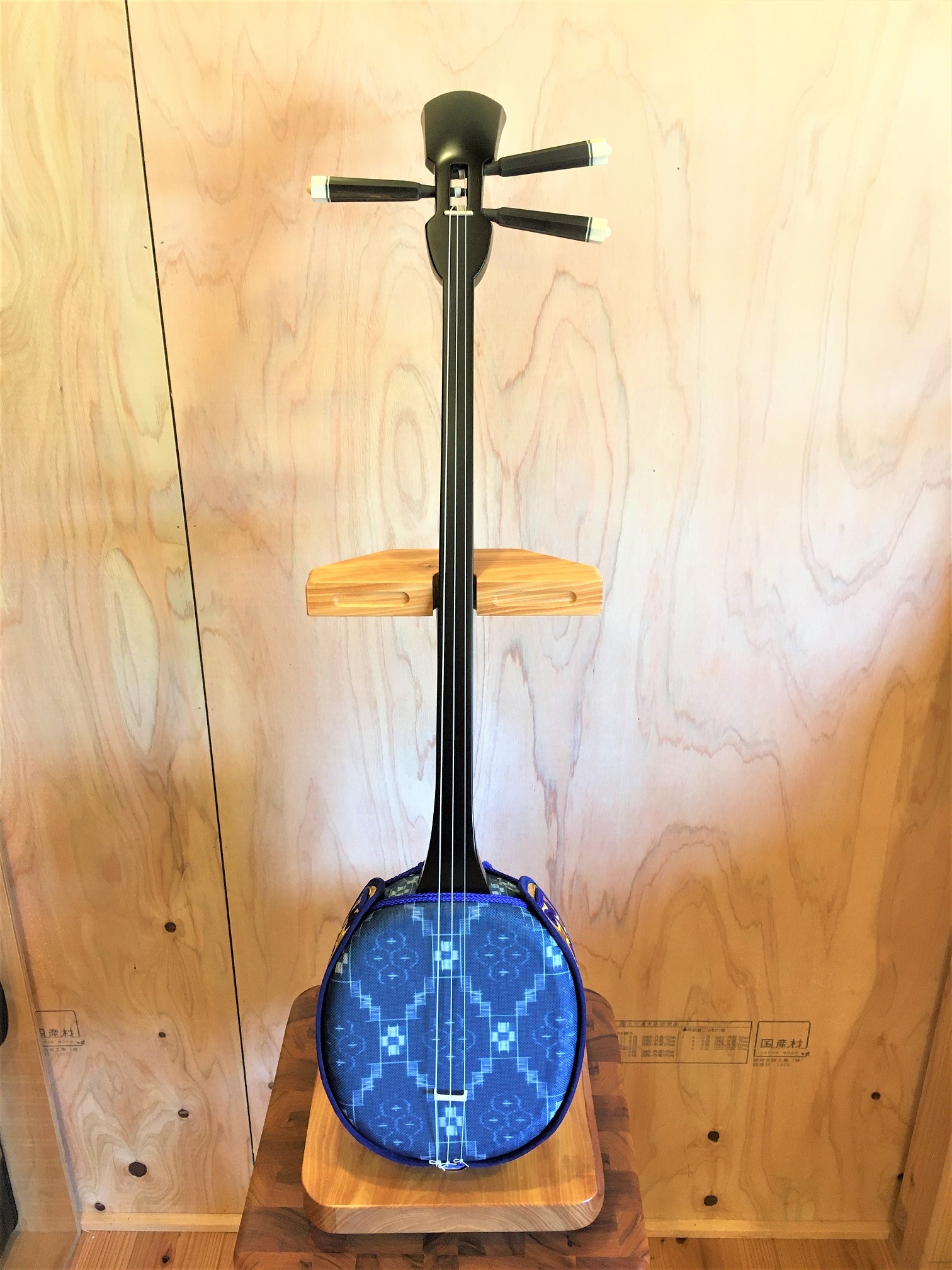 宮古島の職人が一つ一つ手作りしています。 三線・木工品の販売