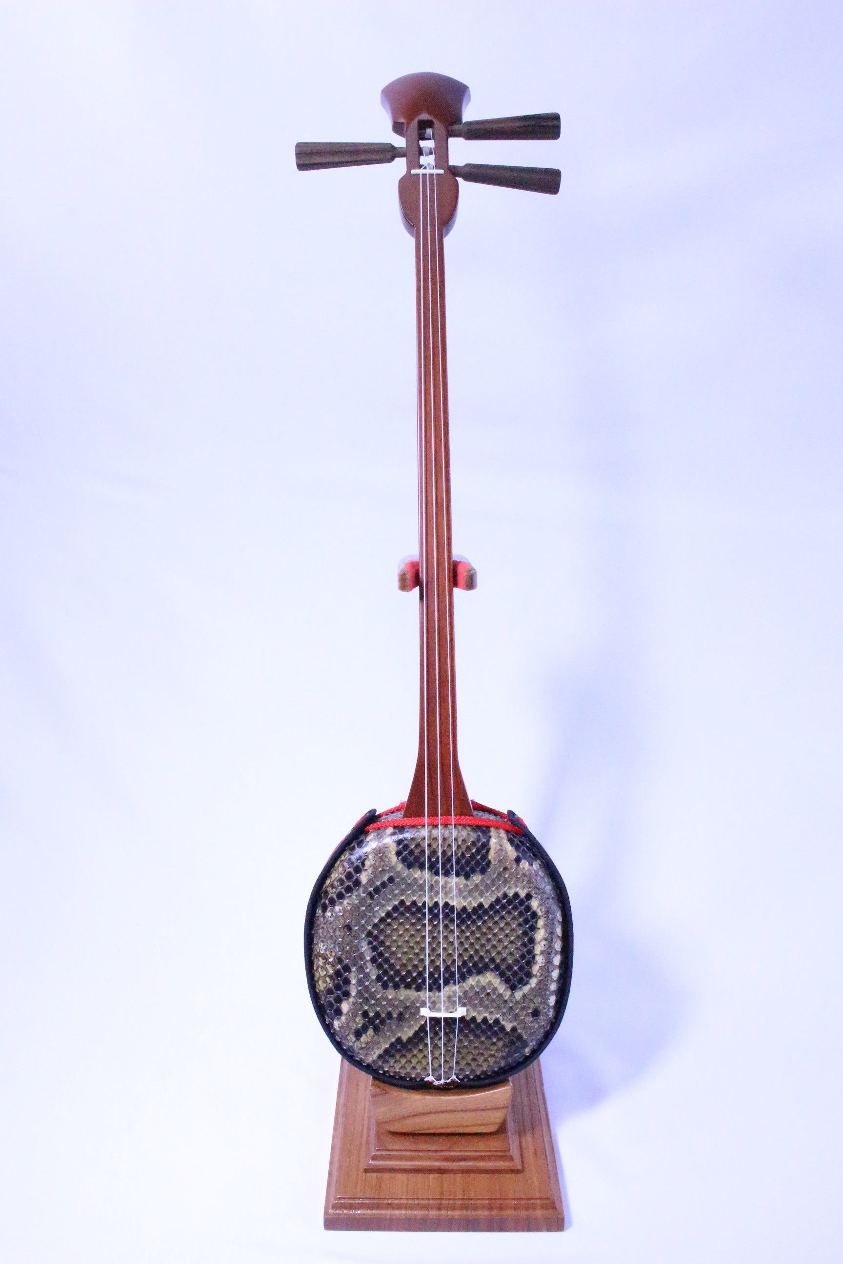 宮古島の職人が一つ一つ手作りしています。 三線・木工品の販売