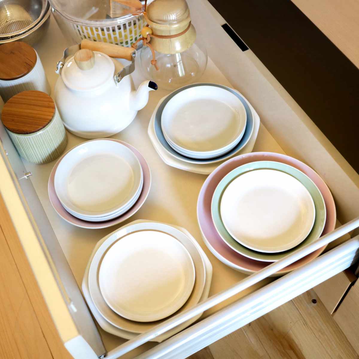 楽天市場】ディッシュスタンド 伸縮お皿収納ラック （ 伸縮 ディッシュ