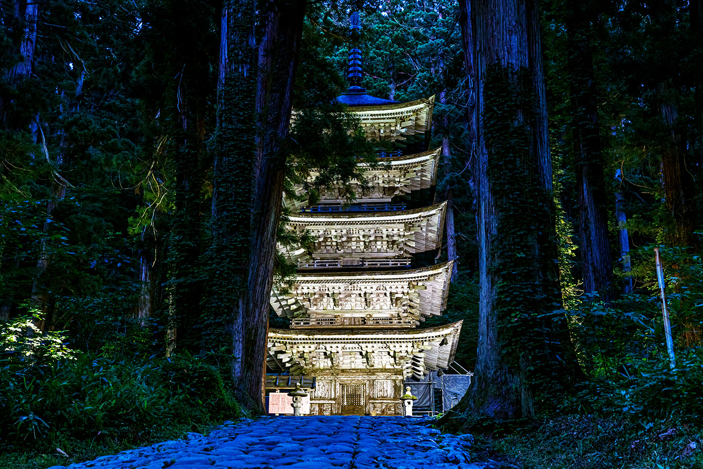 期間限定！国宝・羽黒山五重塔の幻想的なライトアップは一生の思い出