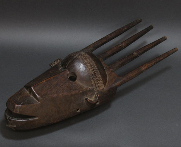 四本角のマスク<アフリカの仮面(木彫り)：アフリカ雑貨アザライ