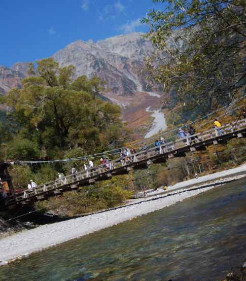 上高地の清流・梓川沿いを歩く～河童橋散策と穂高連峰眺望風景～