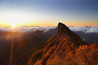 石鎚山の天狗岳は、朝日が昇るまでの数分間だけ赤く輝く - 紅葉より