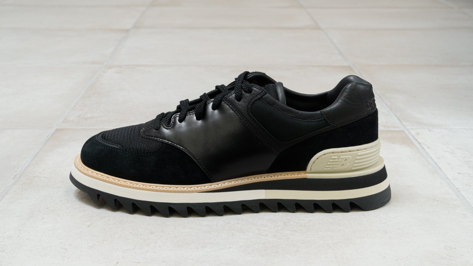 ニューバランスの最新「TDS 574 ブラック」は、Nマークなしの