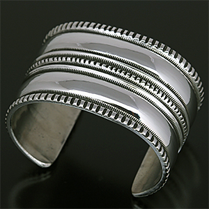 ナバホ族 Harrison Jim 2連チゼルワーク インゴットシルバー バングル