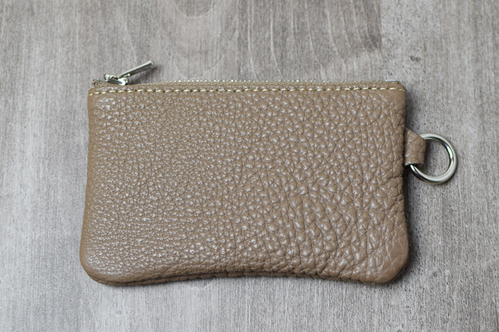 2つの特別な素材で製作したスクエア型ポーチ・FLAT（フラット