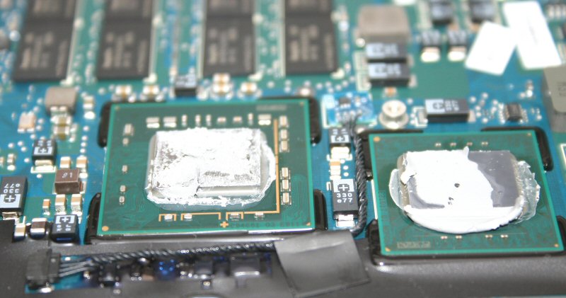 MacBook Air分解その2】底部の2/3を覆う大面積電池モジュール | 日経