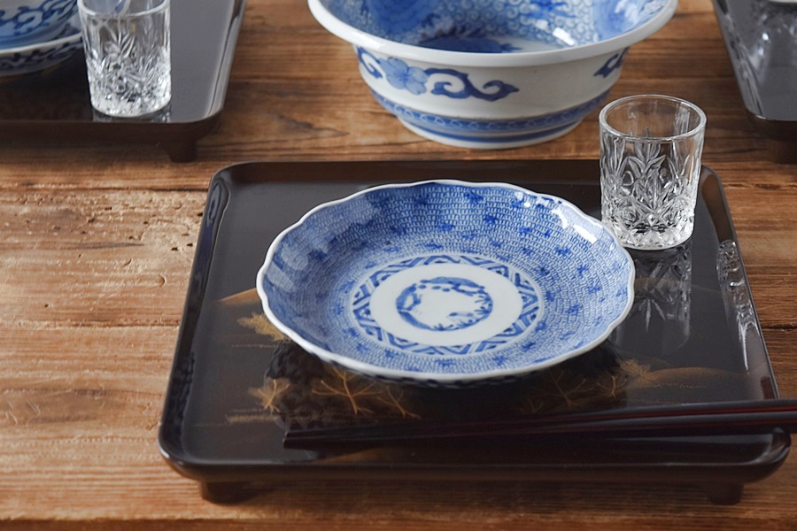 古伊万里 染付 微塵唐草 成化年製文 輪花型 六寸皿 - 生活骨董と古布の