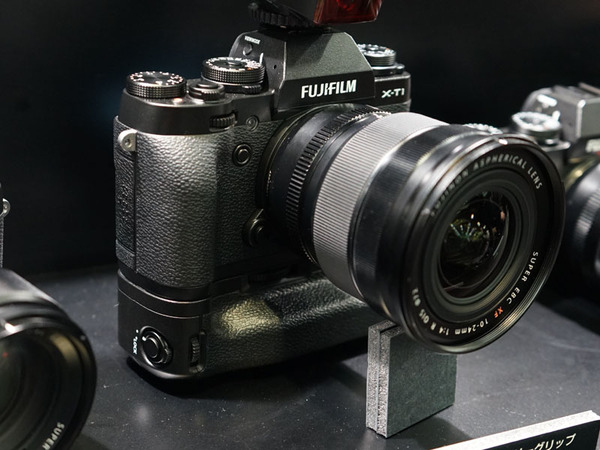 ASCII.jp：EVFで2画面表示!? ミラーレス一眼「FUJIFILM X-T1」に触った