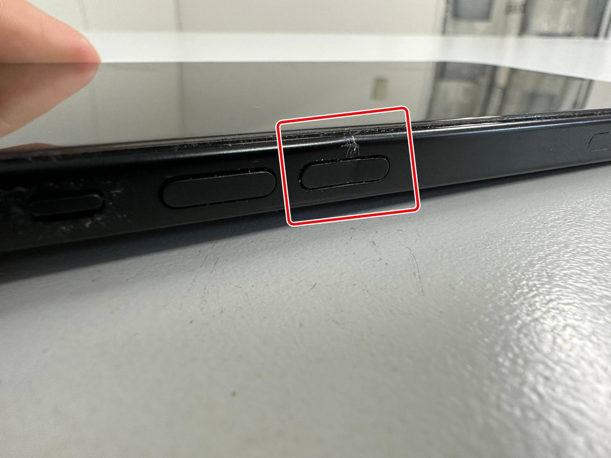 iPhone15のボリュームボタン修理で凹んで陥没した症状が改善！フレーム