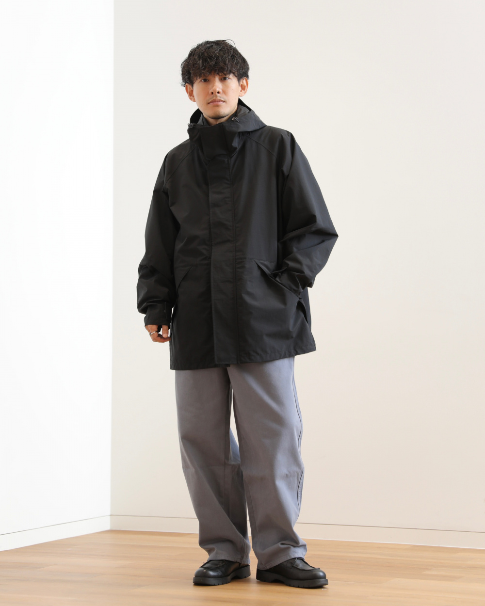 ブロックテックユーティリティパーカ、カーブパンツ」の着用