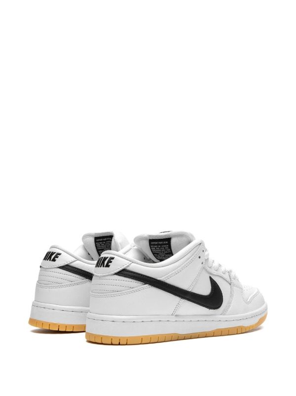 Nike SB Dunk Low “White Gum” スニーカー | ホワイト | FARFETCH JP