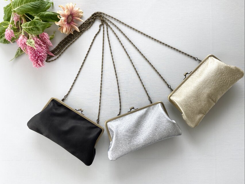 スマホと必需品で軽快に！横長がま口スマホポシェット＊ホースレザー