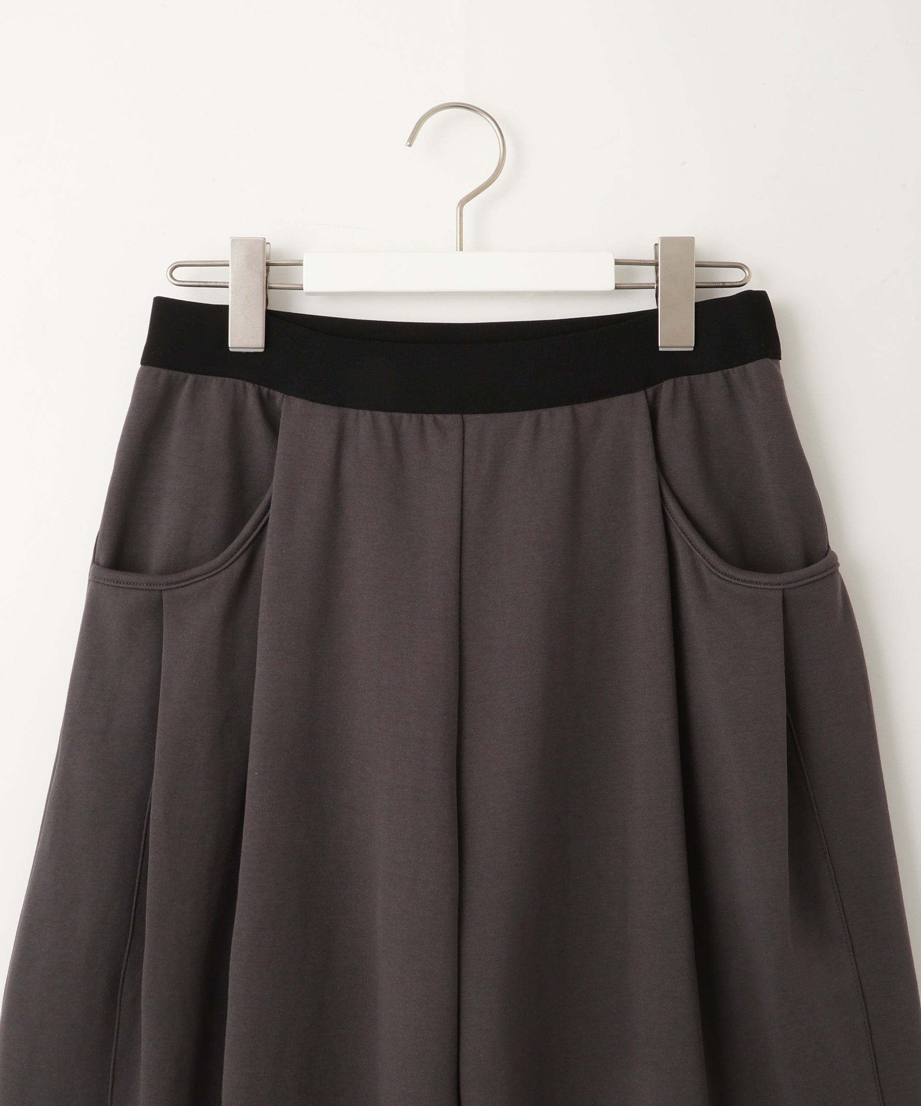 カーヴィーシルエットスムースパンツ – FACE SANS FARD