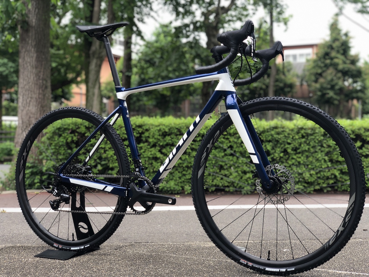 砂利道をスピーディに走る TCX SLR2 ｜ ジャイアントストア京都紫明通