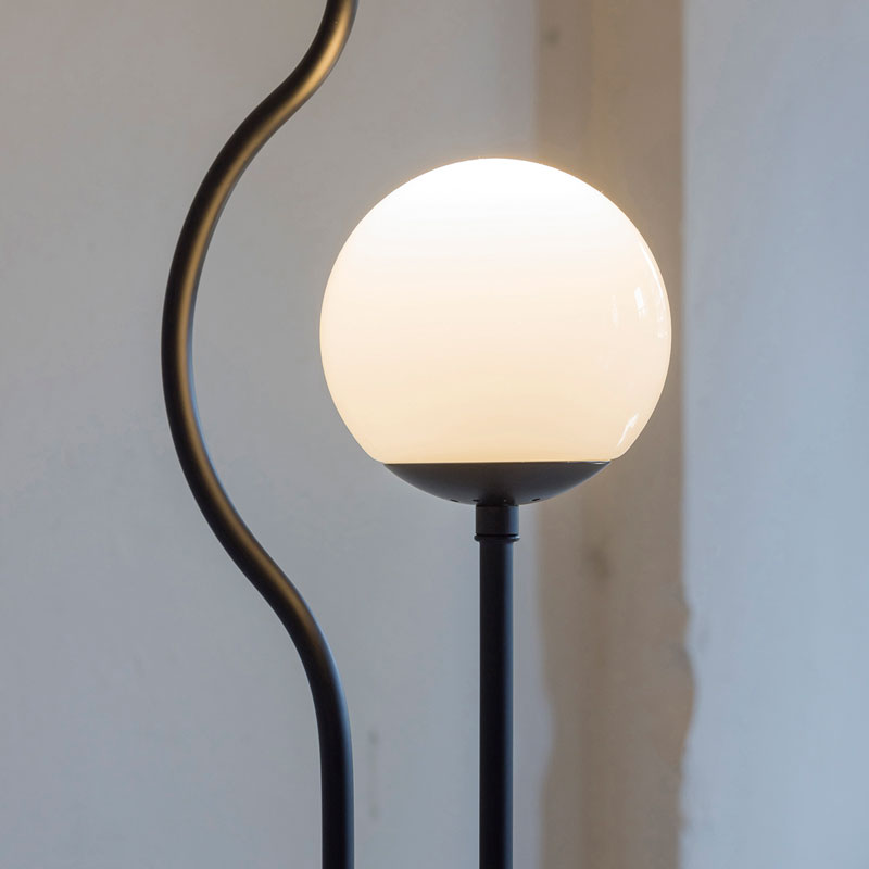 オブジェのような洗練された佇まいの2灯タイプフロアライト Chemin