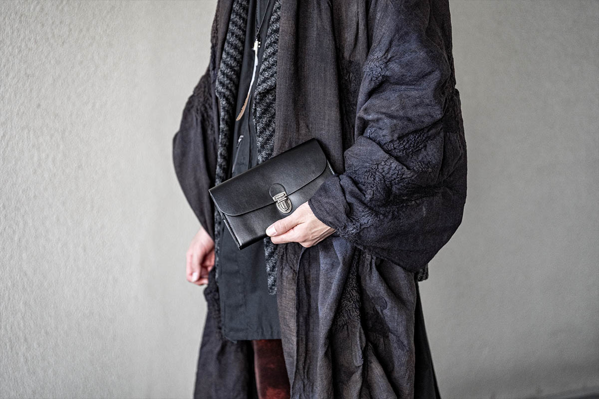 アン・ドゥムルメステール 定番レザーウォレット&カードケース | HUES