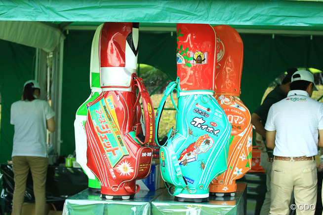 画像詳細 2014年 アース・モンダミンカップ 初日 キャディバック アン