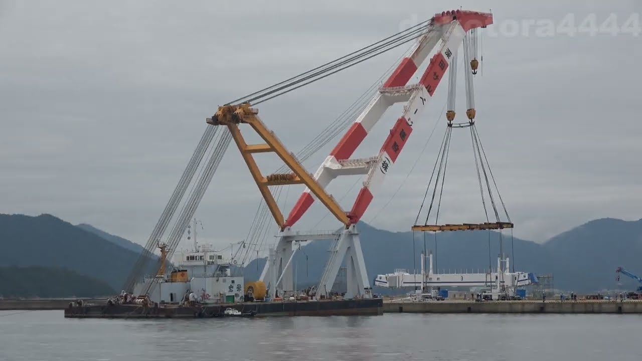 Fukada Salvage Construction's 600t lifting crane ship 