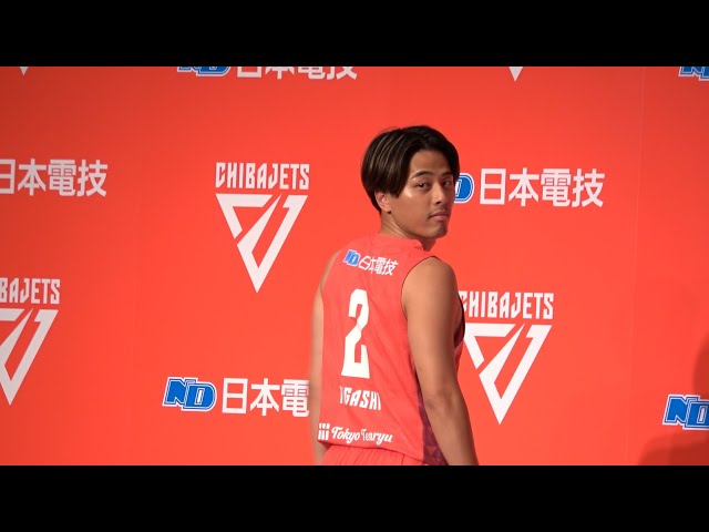 富樫勇樹が千葉ジェッツ新ユニフォームのモデル役 立ち姿がどこか