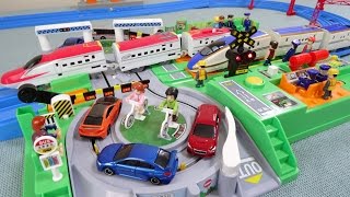 プラレール トミカと遊ぼう!DX踏切ステーション Tomica, Plarail - YouTube