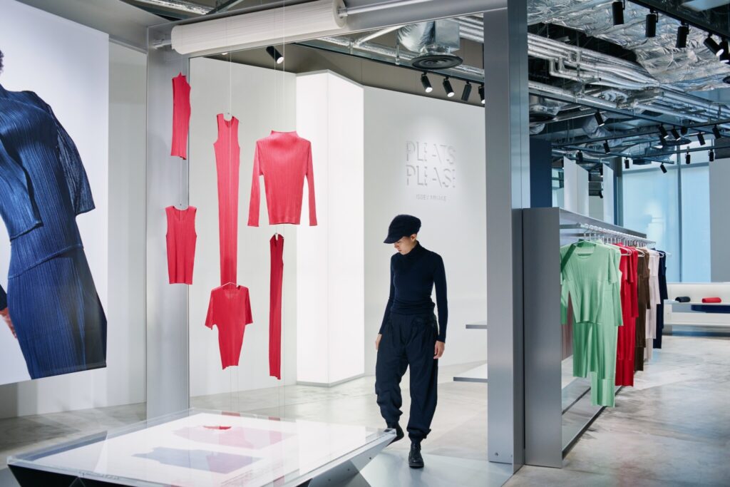 PLEATS PLEASE ISSEY MIYAKE / ROPPONGI』がリニューアル。デザインを