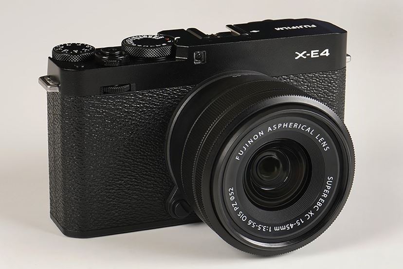 富士フイルム「X-E4」レビュー。ミニマルなデザイン＆操作性をどう評価