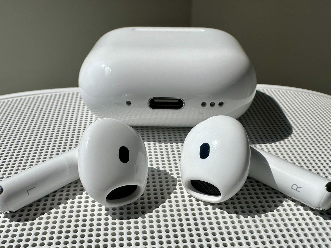 アップル「AirPods 4」レビュー：ノイズキャンセリングは予想外の