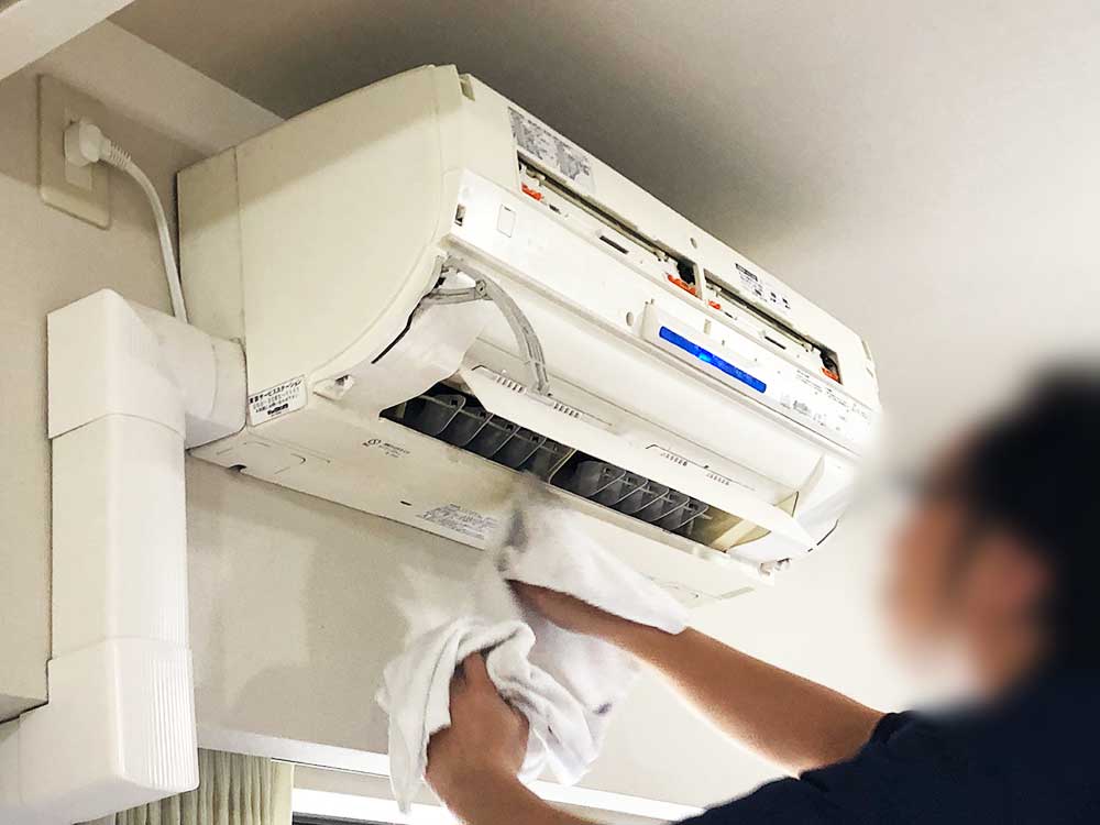 シャープエアコンクリーニング❗️／自動掃除機能付きを内部洗浄して