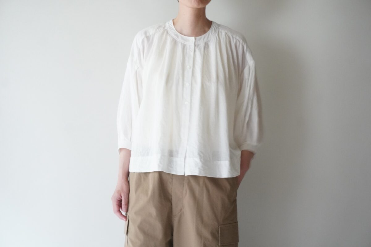 丁寧に紡がれた一枚。カディコットンブラウス – Lifewares & Co