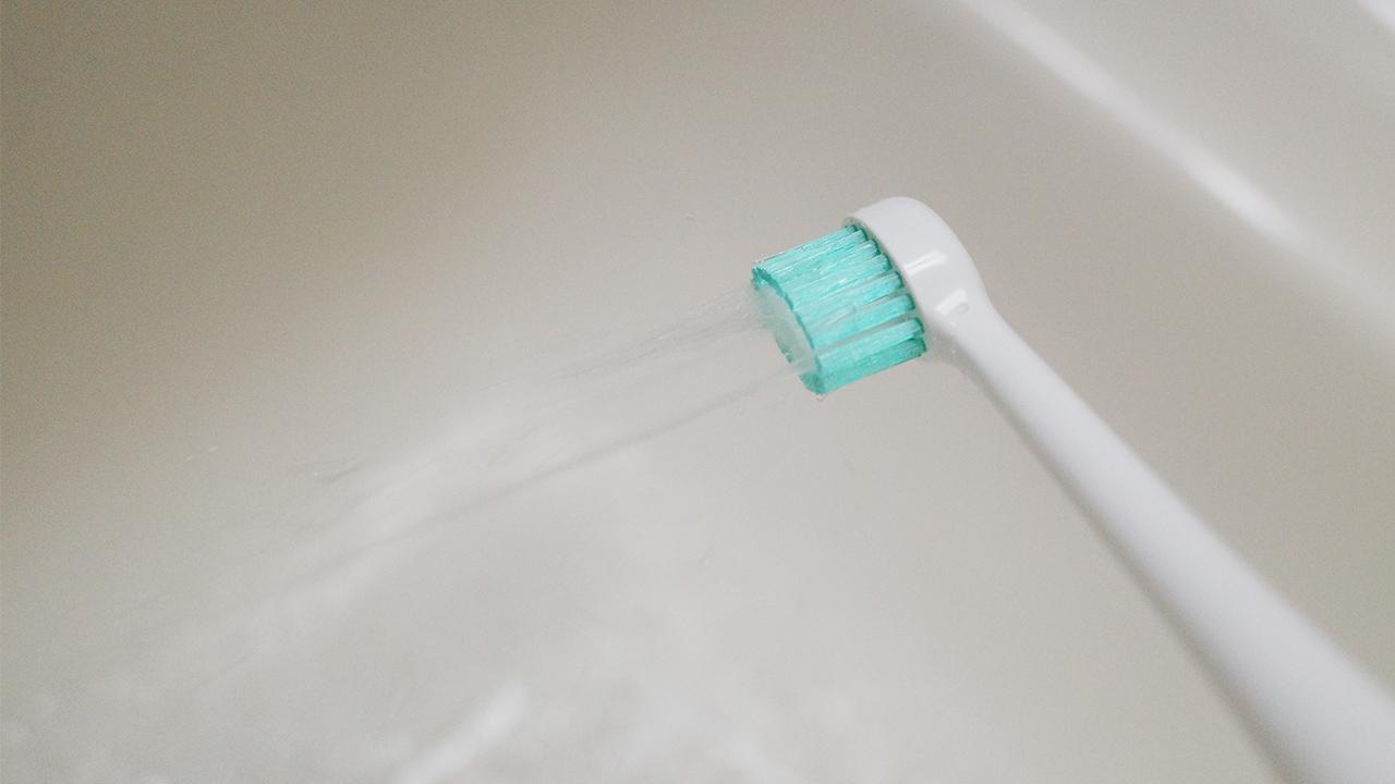 電動歯ブラシ「Water Sonic」で歯磨きとフロスを効率的にケア！自宅