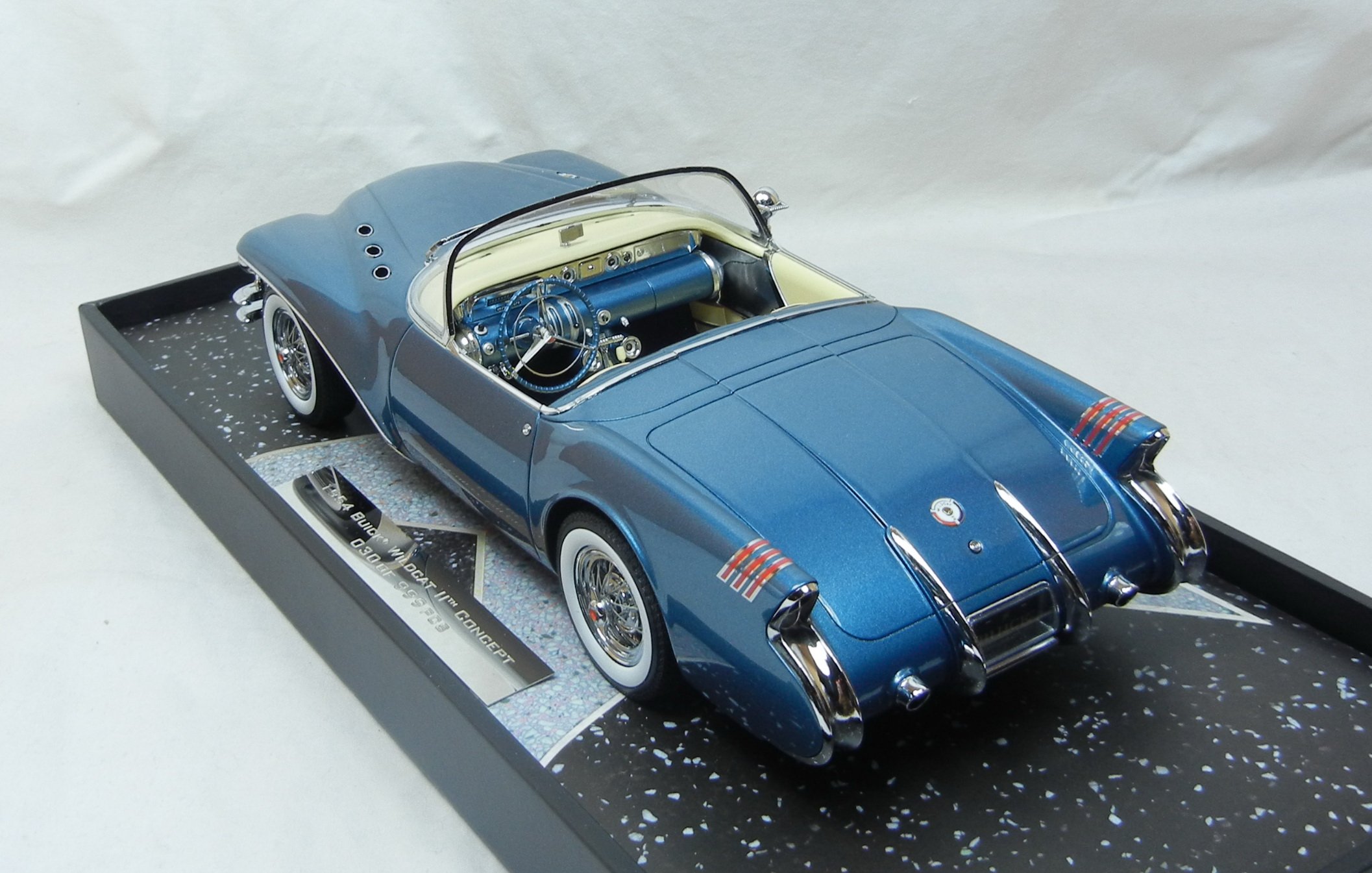 Amazon | ☆ ミニチャンプス 1/18 ビュイック ワイルドキャット II