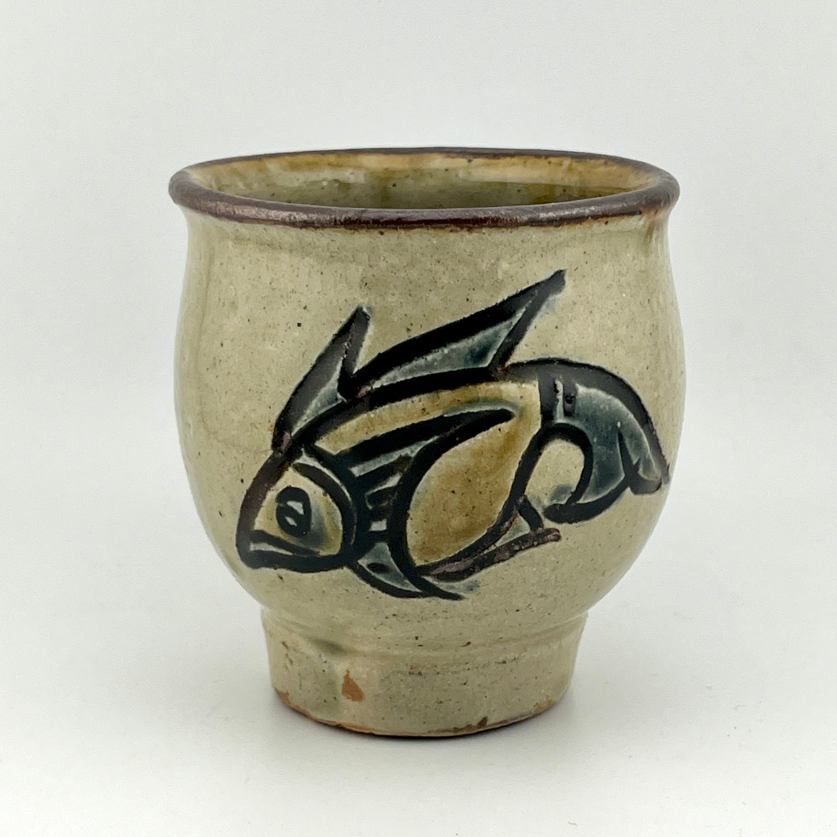 壺屋焼 人間国宝 金城次郎作 魚文湯呑 – 生活民芸 なかむた