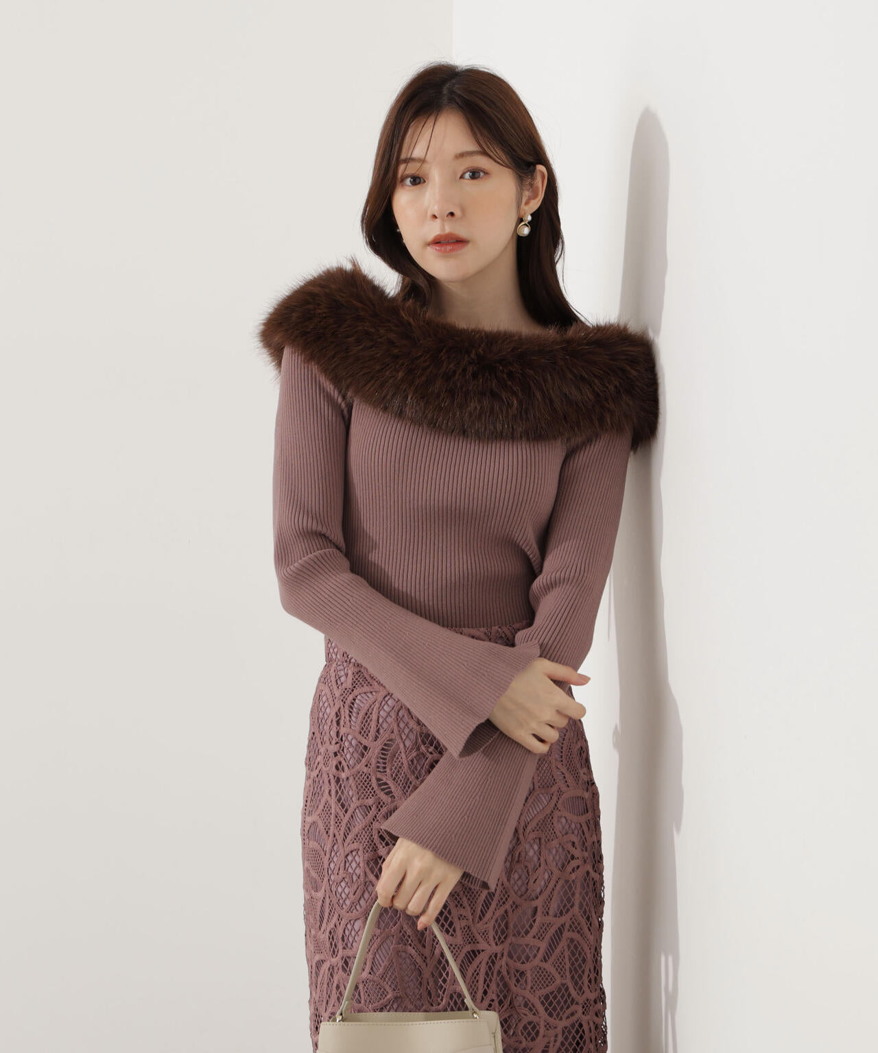 青島心さん着用】フェイクファー付きオフショルニット | PROPORTION