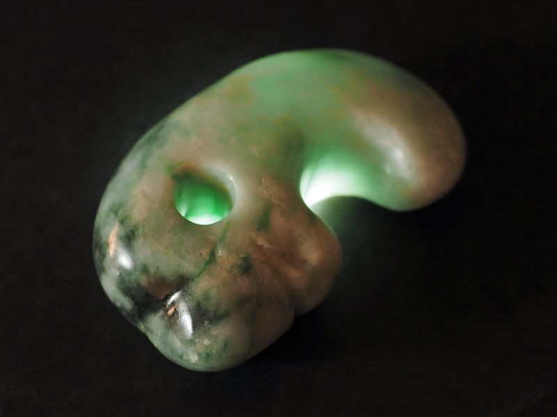 原石仕立て異形勾玉（注文品）