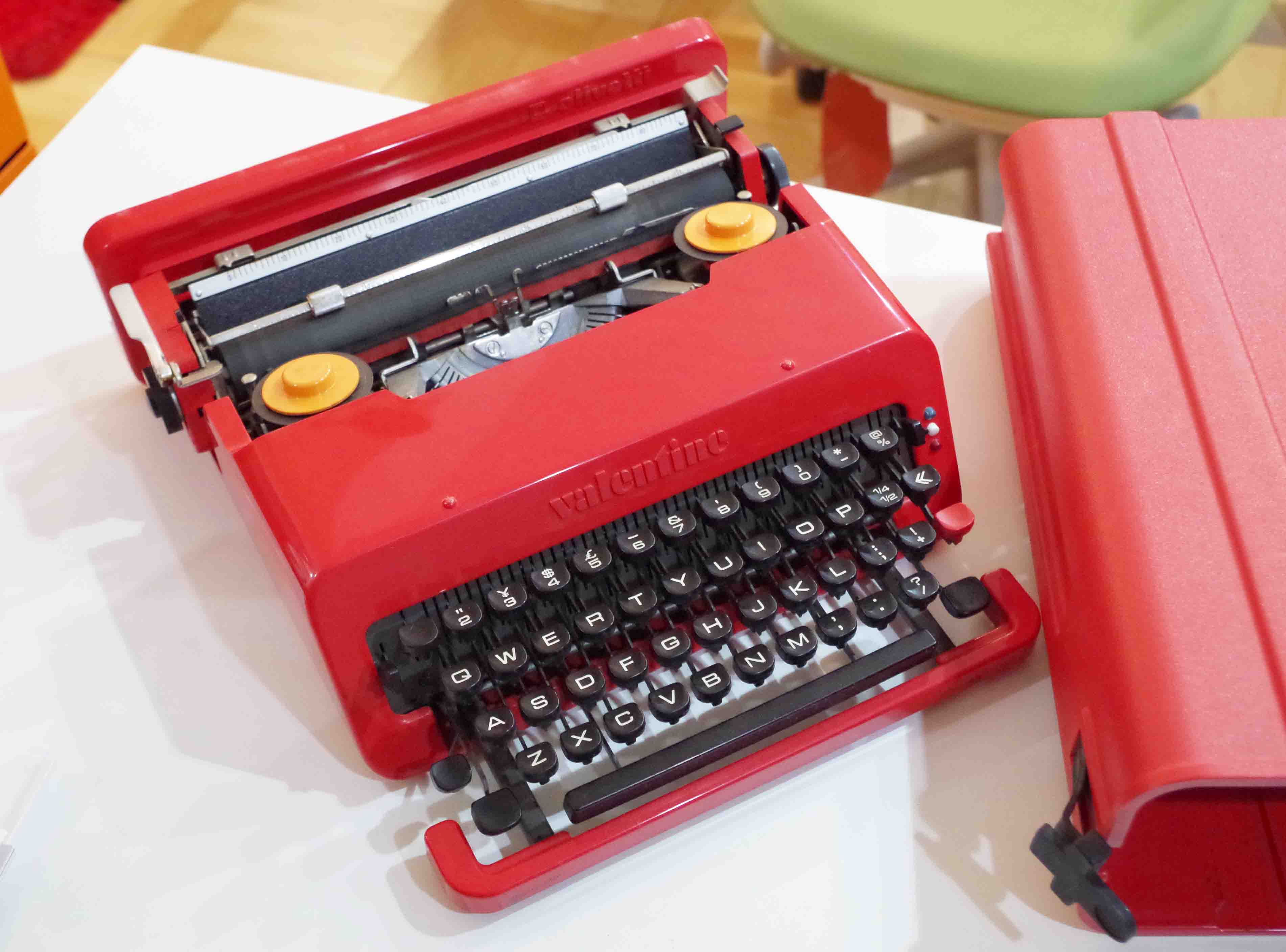 通称：赤バケツ】オリベッティのタイプライター「ヴァレンタイン