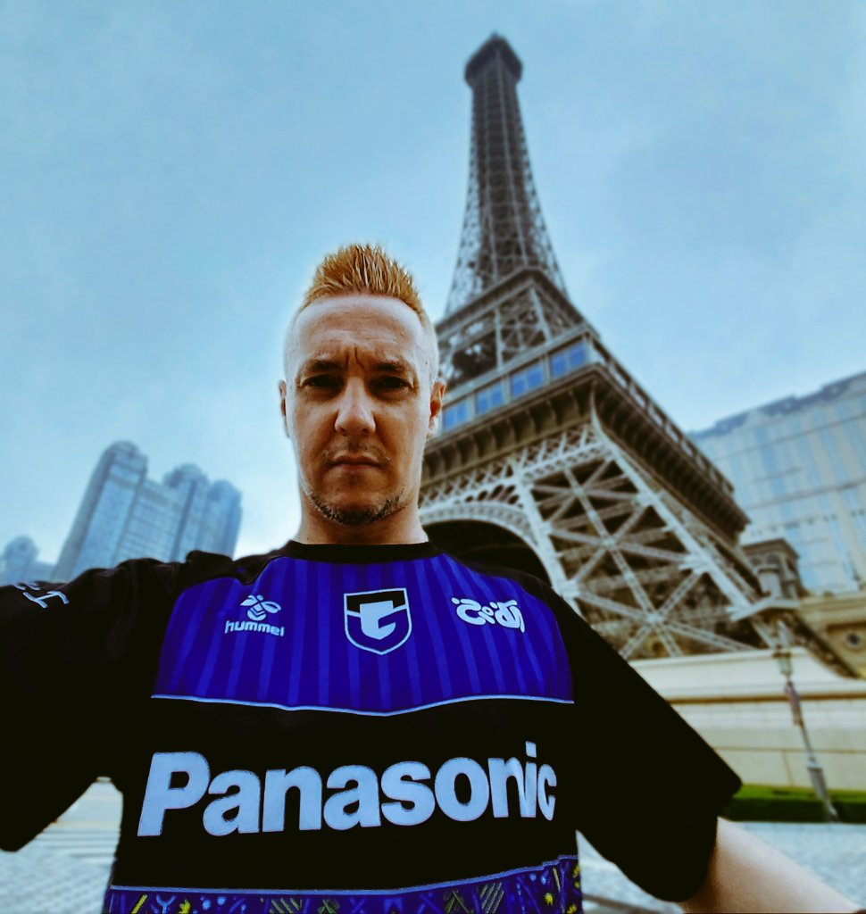 この動画を見る限り、2026年のユニフォームは青いボディに黒い袖になる