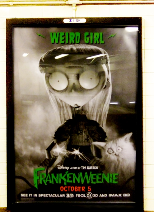 ティム・バートン監督の「フランケンウィニー」のポスターがNYに登場中