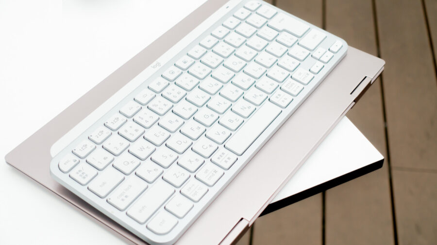 MX Keys Mini(KX700) レビュー。テンキーレスの大本命、家でも外でも