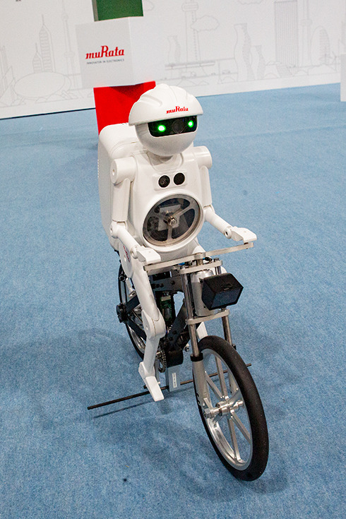 村田製作所「ムラタセイサク君」はロボットなのにどうして自転車で転ば