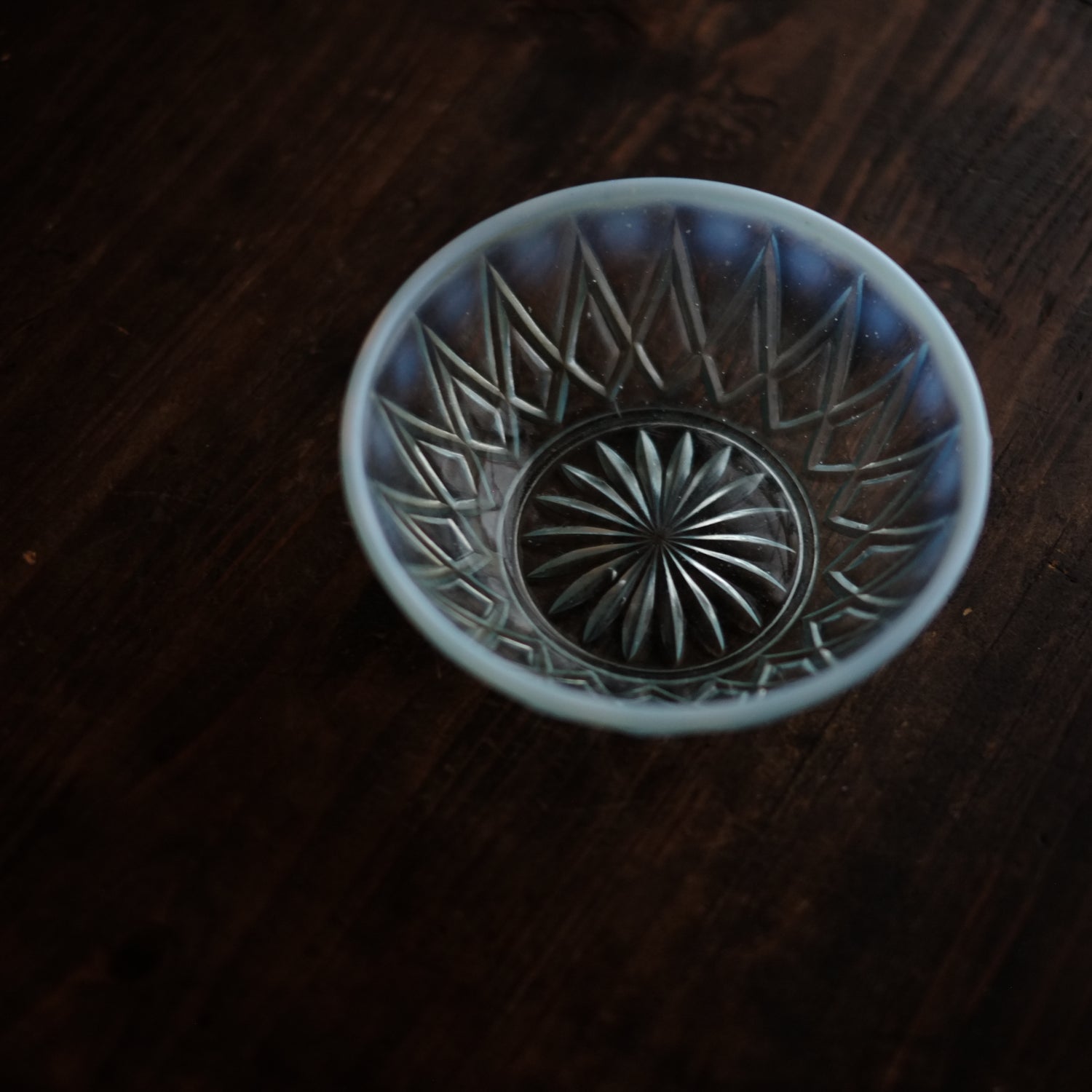 時代 乳白縁ガラス 深皿 (大正~昭和初期頃) – 逢季荘