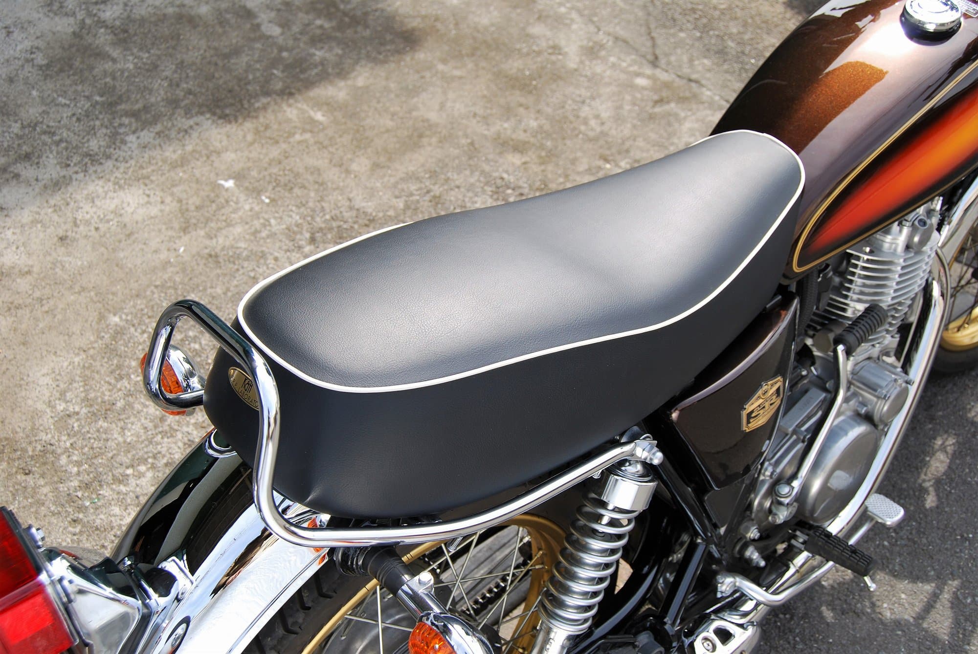 フラットテール ダブルシート Aパイピング SR400｜K＆H