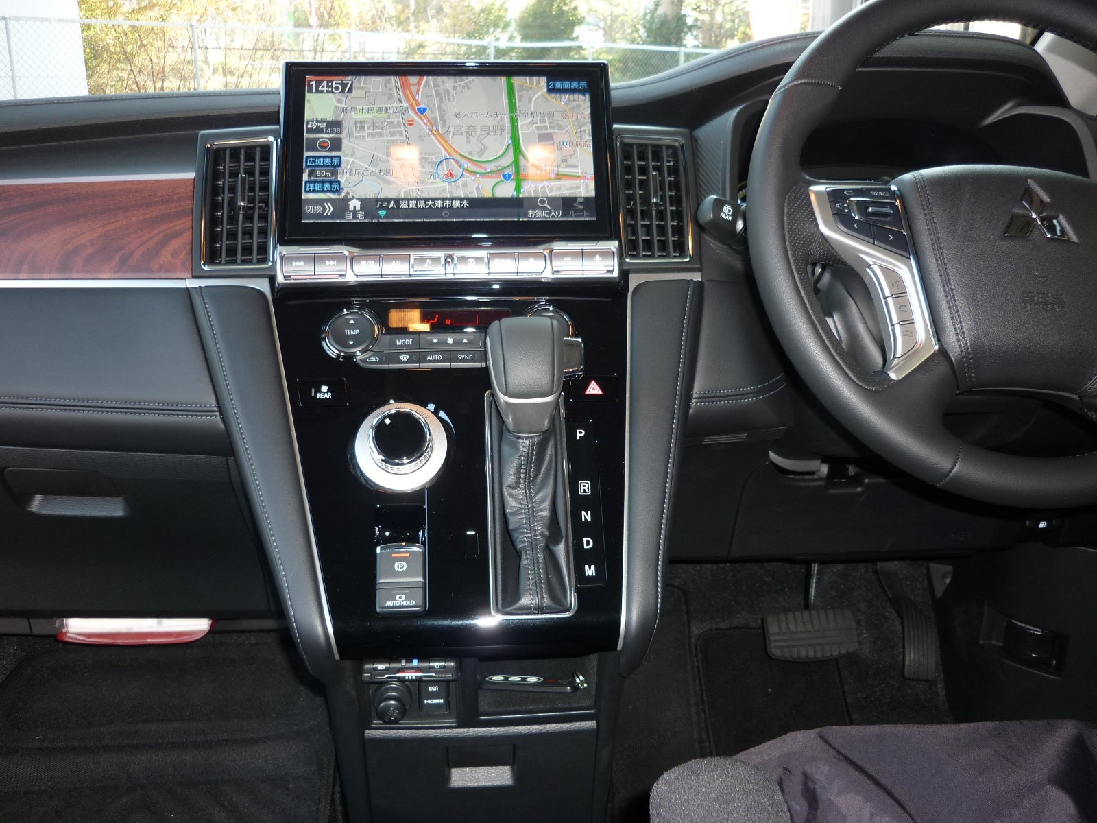 三菱デリカD:5にアルパイン10インチフリップダウンモニター取付