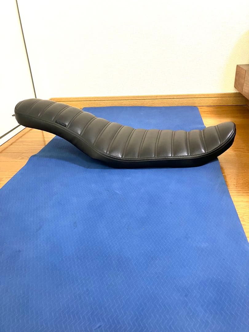 ハーレー ダイナ シート Day Dream タックロール コブラシート