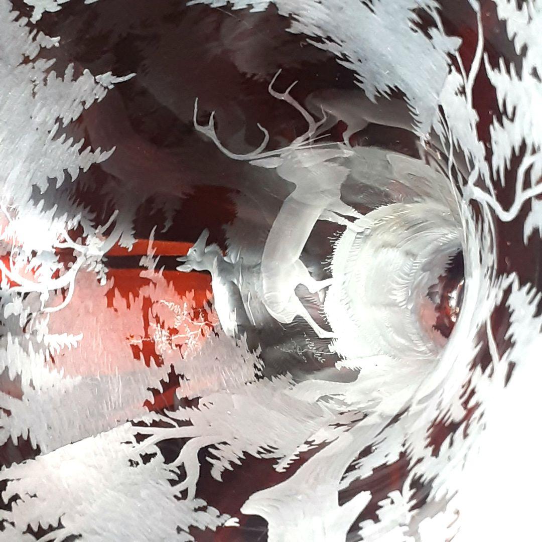 Y957 ボヘミアガラス グラヴィール 赤被せガラス 鹿と風景文花瓶 一対