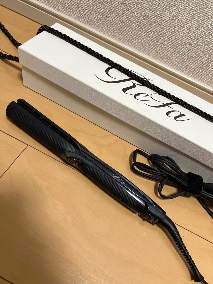 ReFa ストレートヘアアイロンプロ　ブラック ㅤ Blackがもたらす洗練。 高揚感を纏うデザインの 「ReFa POWER